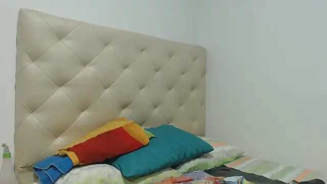 camilahot23 live cam on StripChat
