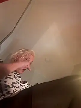 LadyCrossSuza webcam
