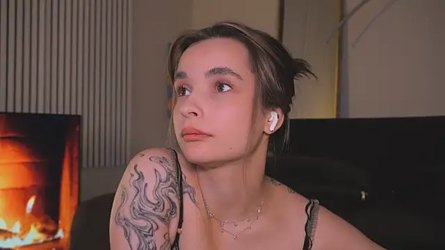bella_alita (F teen) - tease boobs close cam