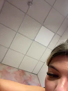 CheekyPeachXXX webcam