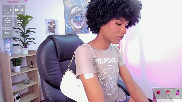 naomisaenz_ (M twink) - Sexy Naomi! Love your bag