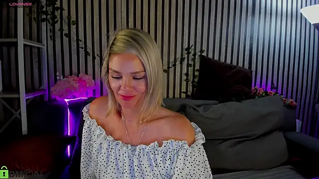 betty_brock (F milf) - spanking ass in doggy pose