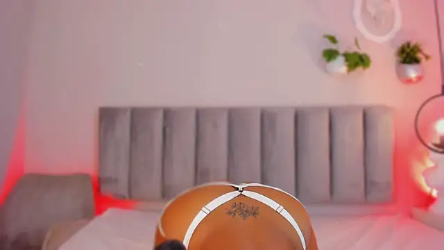 Tina_curly webcam