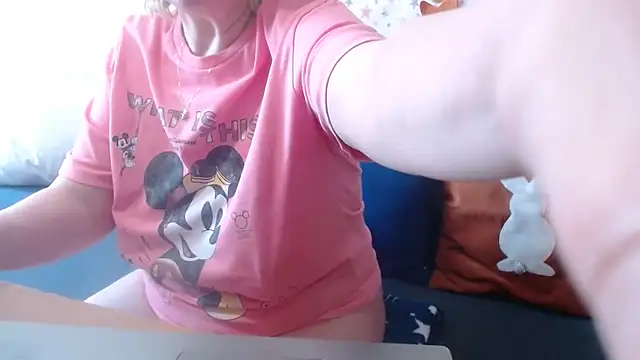 QueenLana live cam on StripChat