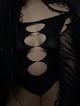 nikkiloveee live cam on StripChat
