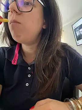 NadiraNoor webcam