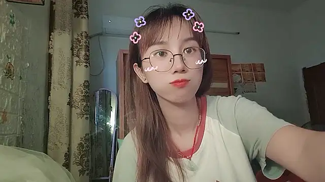 lili_666 (F young) - 赞助一台苹果手机可以去户外直播😍