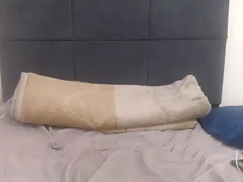 cronicadass (F young) - GUYS I AM NEW HELP ME REACH MY GOAL