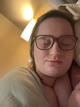 lucycomestrue webcam