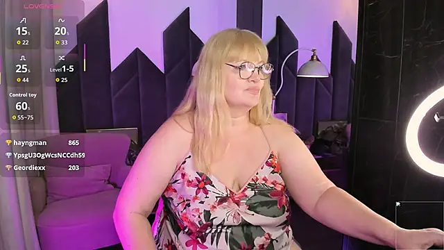 NicoleKind live cam on StripChat