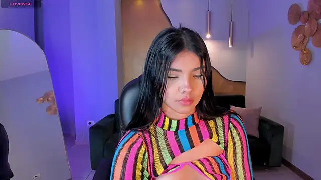 MiaLaurence webcam