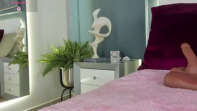 MiaKay1 webcam