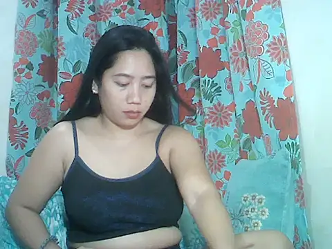 LOVENAYRA1 webcam