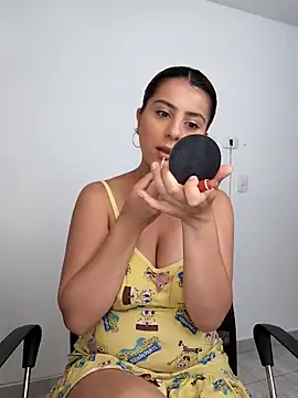 Nahiajhonson_ live cam on StripChat