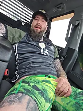 beardedtattood (Ask my age) - Get me horny and hard as fuck 😈😈