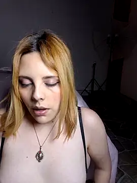 MiaColucci18 live cam on StripChat