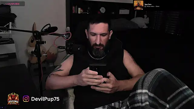 DevilPup75_ webcam