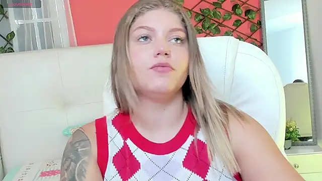 alaia_greyy (F teen) - Show boobs and bounce