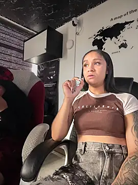 Isabella-Teen live cam on StripChat