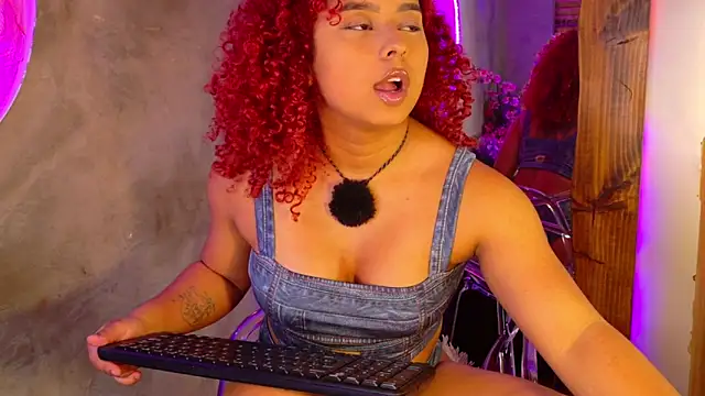 lara_curly webcam