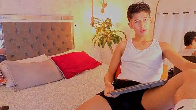 dave_eliot (M twink) - suck fingers