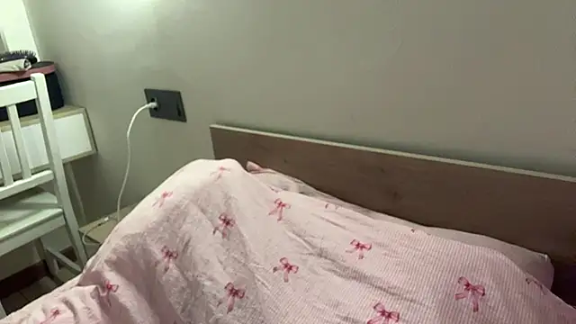 Ur_neighbor_Kira webcam