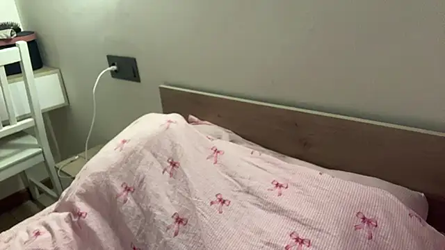 Ur_neighbor_Kira webcam