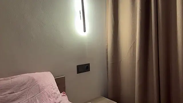 Ur_neighbor_Kira webcam