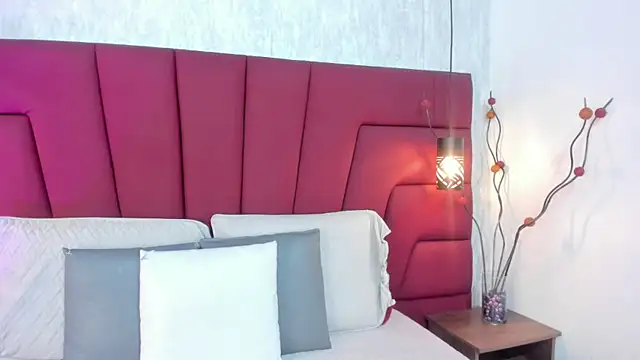 Maya_curvy webcam