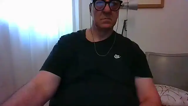 ANONIMO7735 live cam on StripChat
