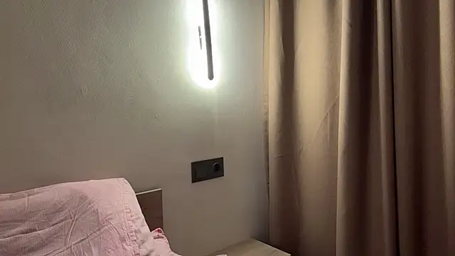 Ur_neighbor_Kira webcam