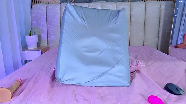 mia_scot webcam