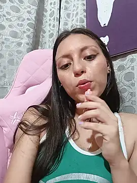 lahila_ (F young) - beer in the pussy and naked