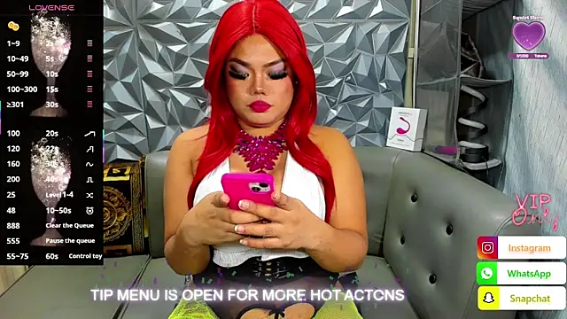 AlwaysHornyMia webcam