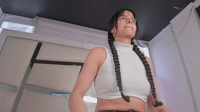 chrystal_js (F young) - show pussy close up