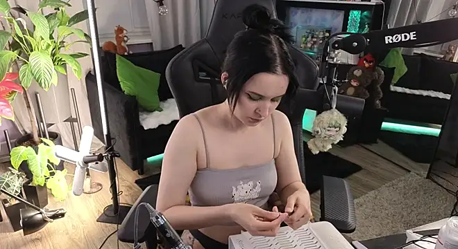 KiraLiLime webcam