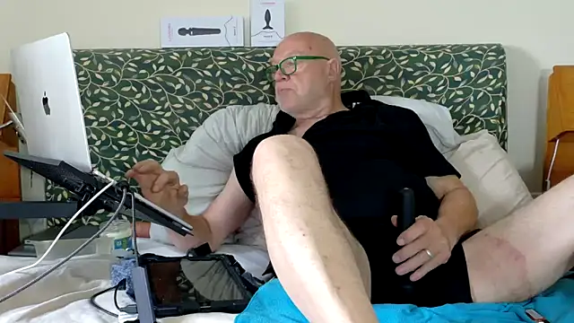kinkcentral (M grandpa) - naked at 300