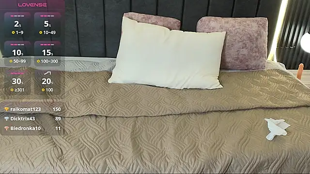RavenLuxxx_ webcam
