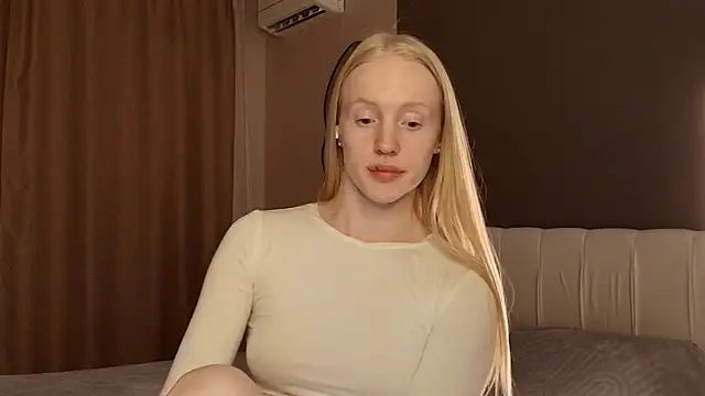 Miss_EliizaShy webcam