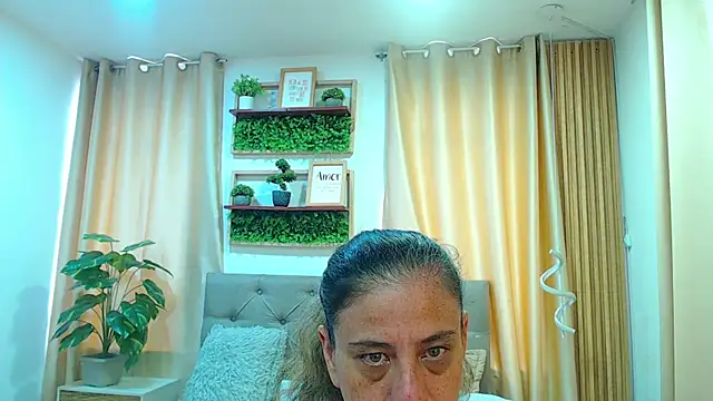 sasi_luna live cam on StripChat