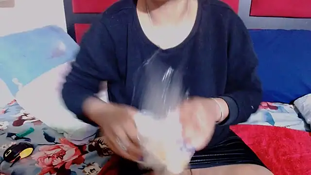 MaximTease24 webcam
