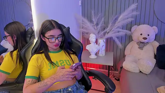 abriil_cutee (F young) - show tits