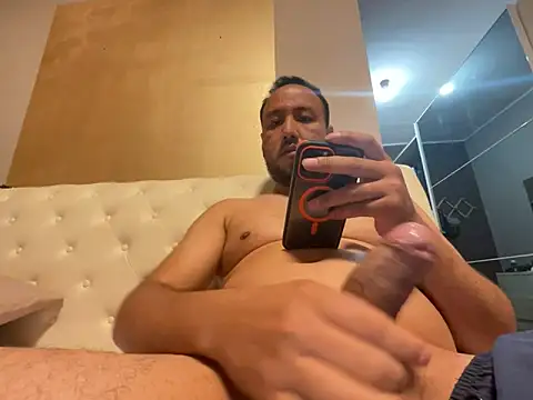 latinocalientehot live cam on StripChat