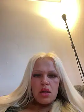 BlondeMilfXo webcam