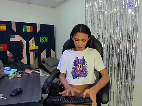 Aisha_hotts777 webcam