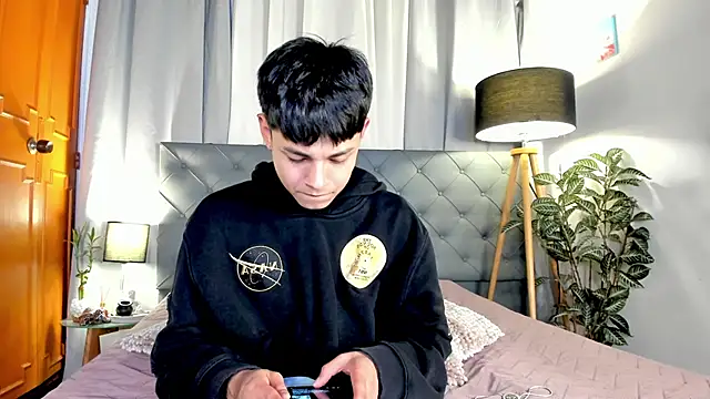 andy_belier23 (M twink) - have my Lovense remote with link