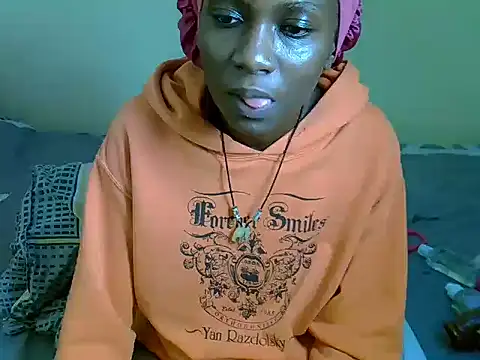 Pearl_petite webcam