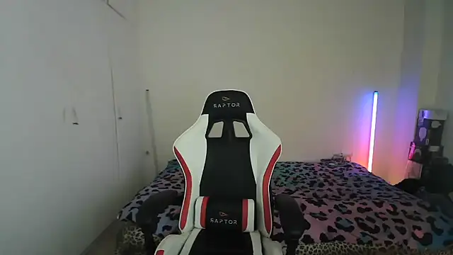 HoneyValentine webcam