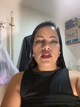 MIA_ROSSEEE live cam on StripChat