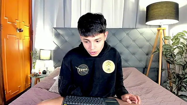 andy_belier23 (M twink) - have my Lovense remote with link